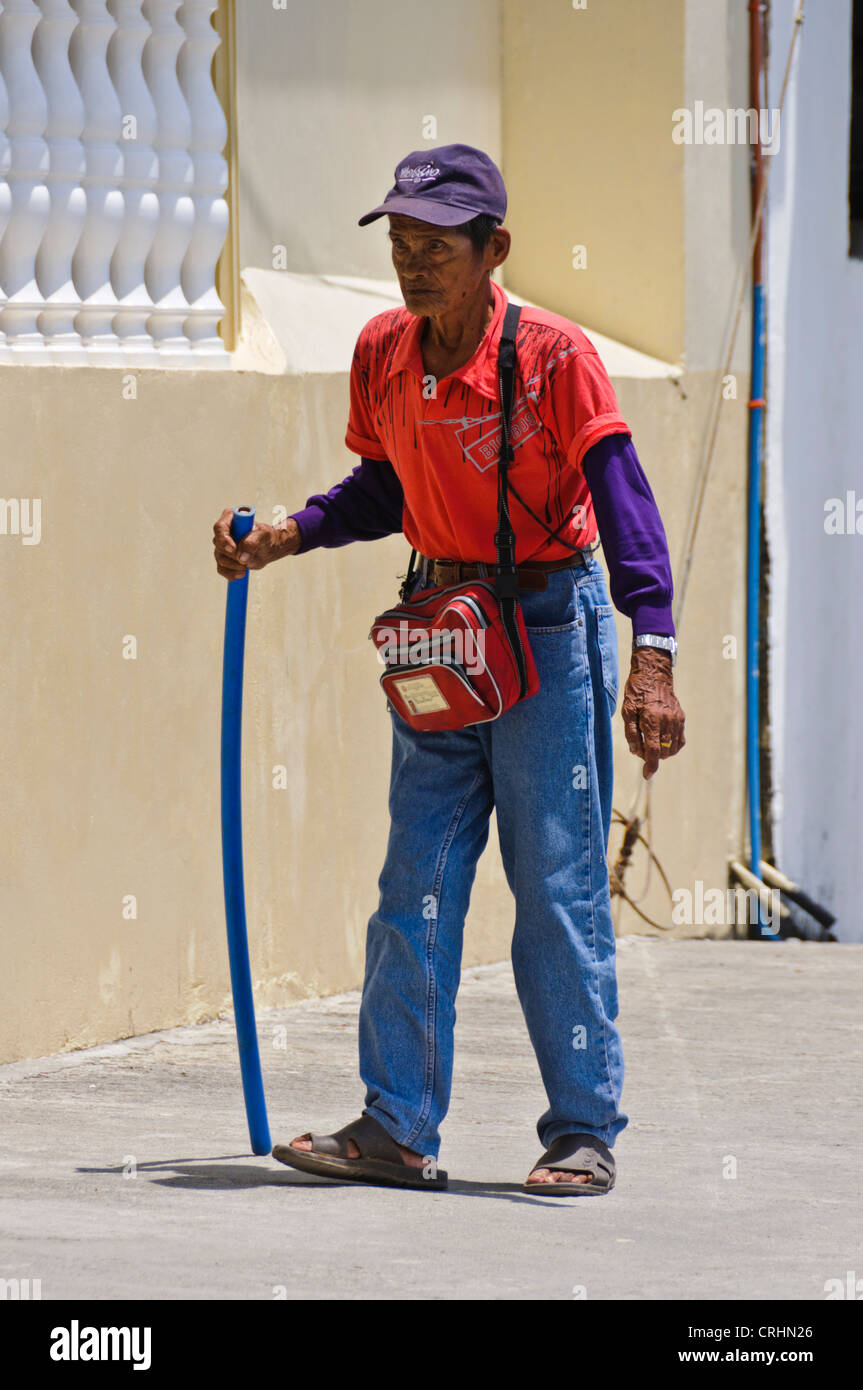 L'âge très ancien homme d'Asie Philippines Philippine face ridée mains - Puerto Galera Sabang Mindoro oriental Asie du sud-est Banque D'Images