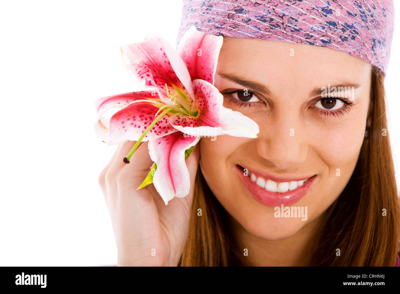 Belle femme avec un foulard rose et une fleur rose à sa tête Banque D'Images