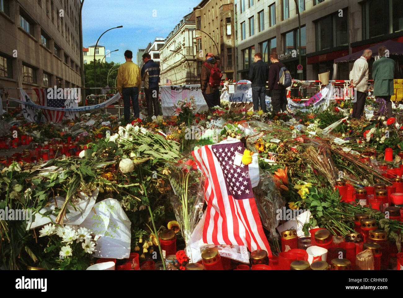 Berlin, Allemagne, des fleurs et des bougies devant l'ambassade des États-Unis à la suite des attaques terroristes Banque D'Images