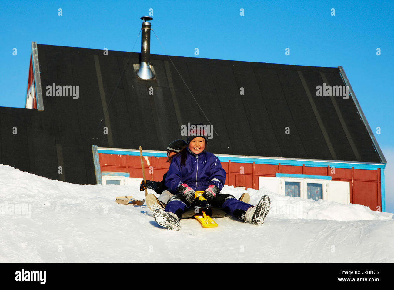 Enfants jouant dans la neige, Groenland, Ostgroenland, Tunu, Kalaallit Nunaat, Kangertittivag, Ittoqqortoormiit Scoresbysund, Banque D'Images