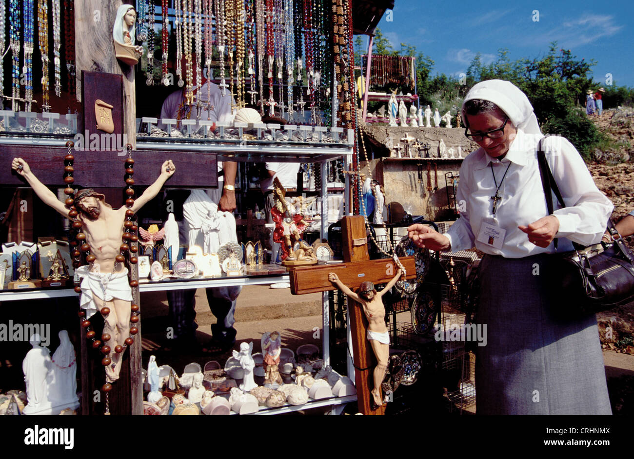 Medjugorje, Bosnie et Herzégovine, une religieuse au stand de souvenirs Banque D'Images