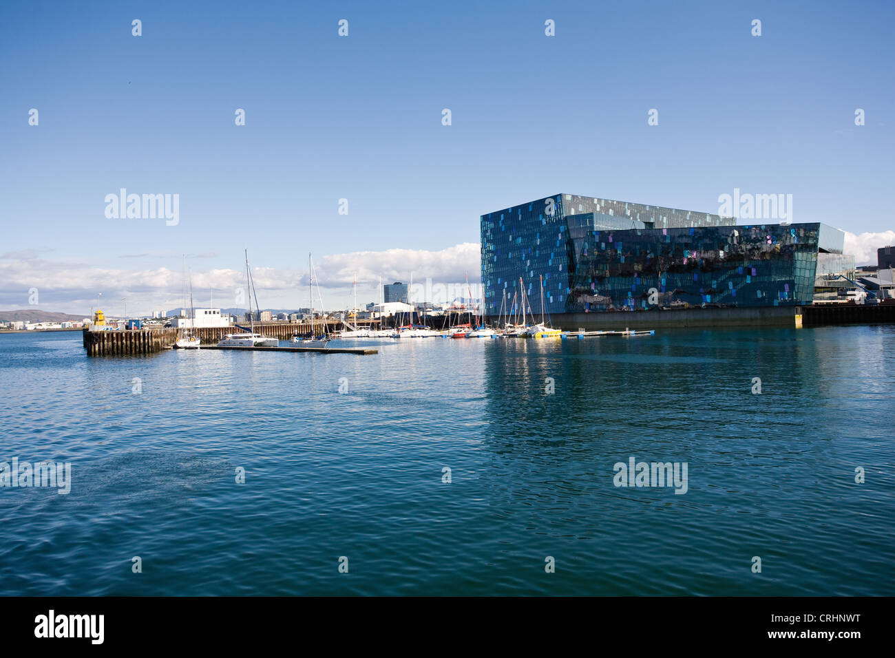 L'Islande, Reykjavik, Harpa Concert Hall et marina vue du port Banque D'Images