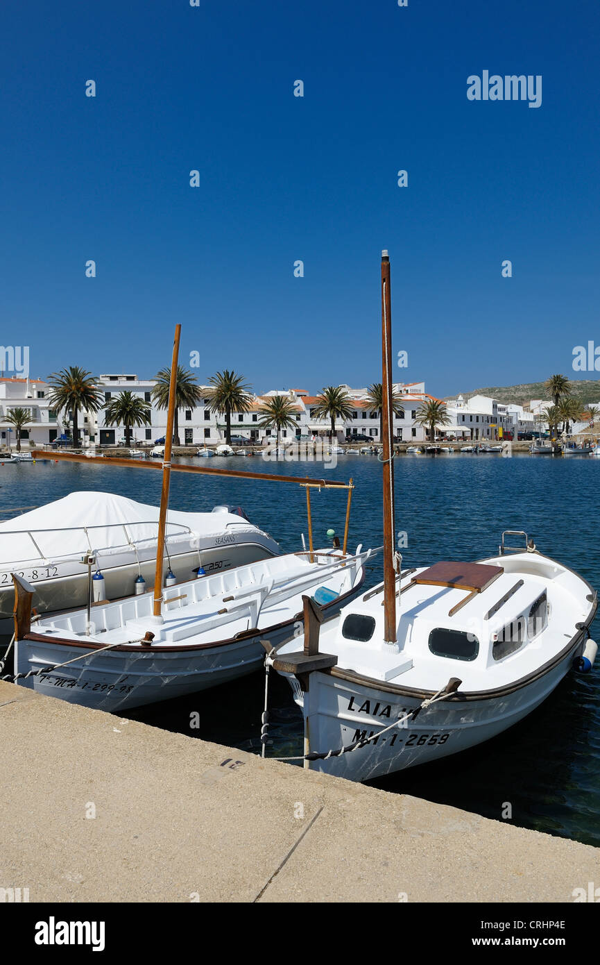 Bateaux dans le port fornells minorque îles Baléares Espagne Banque D'Images