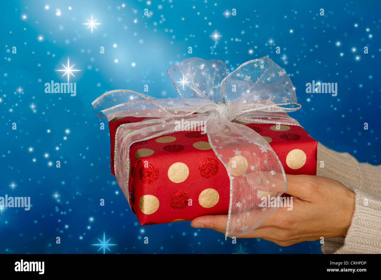 Woman's hands holding enveloppé de fête de Noël Banque D'Images