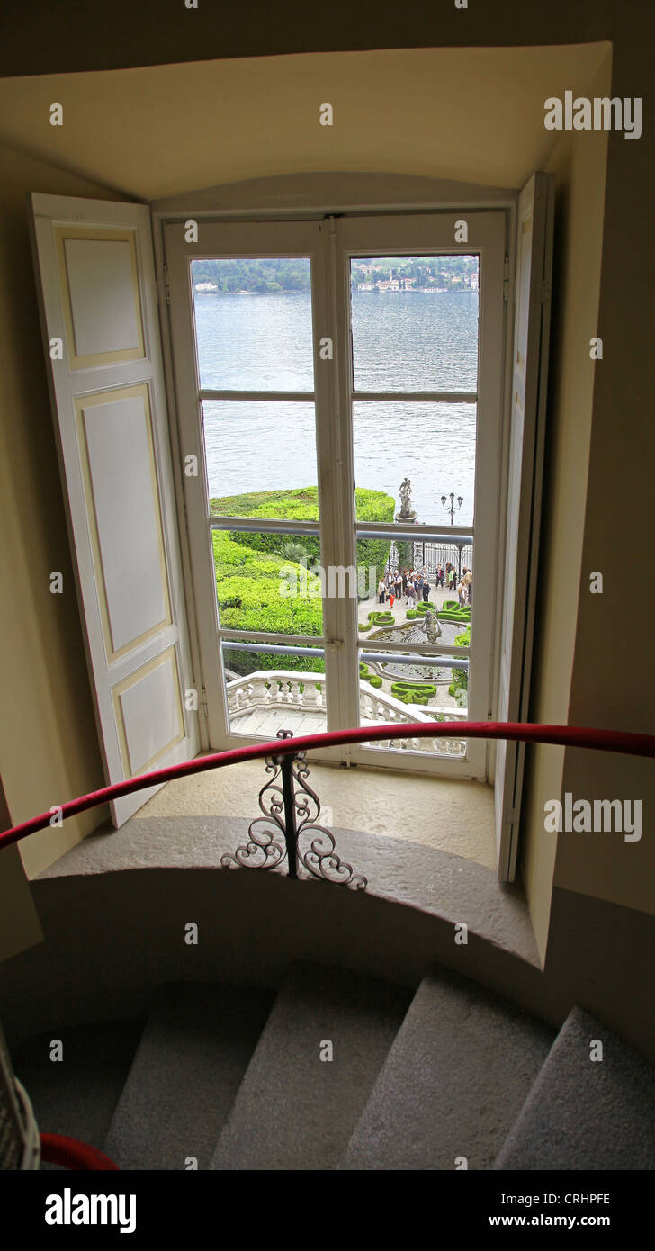 Une vue sur le lac de Côme depuis une fenêtre sur l'escalier à l'intérieur de la Villa Carlotta, Lac de Côme, Lombardie, lacs italiens, Italie Banque D'Images