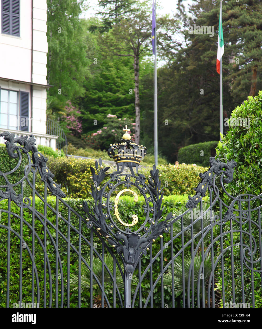Or une lettre C sur le Villa Carlotta à portes ornés, Lac de Côme, Lombardie, lacs italiens, Italie Banque D'Images