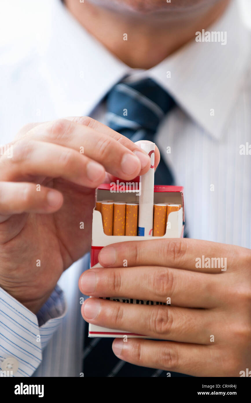 Retrait du paquet de cigarettes roulées euro Banque D'Images