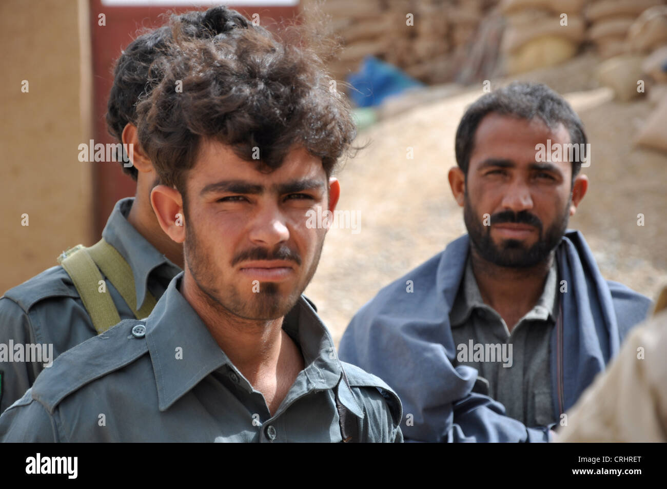 Cette photo me captive à l'absence de préoccupation qui s'exprime à partir de la police afghane (non compris l'ANCOP) Banque D'Images