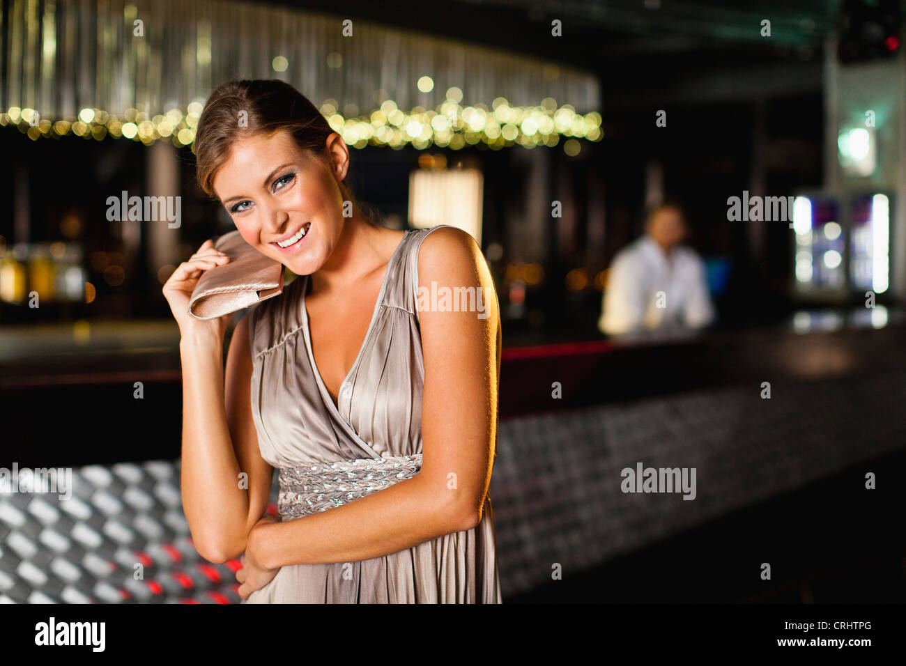 Smiling woman standing in bar Banque D'Images