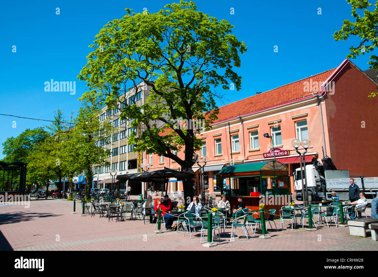 Cafe bar terrasses Itäpuisto rue avenue de l'Europe centrale Finlande Pori Banque D'Images