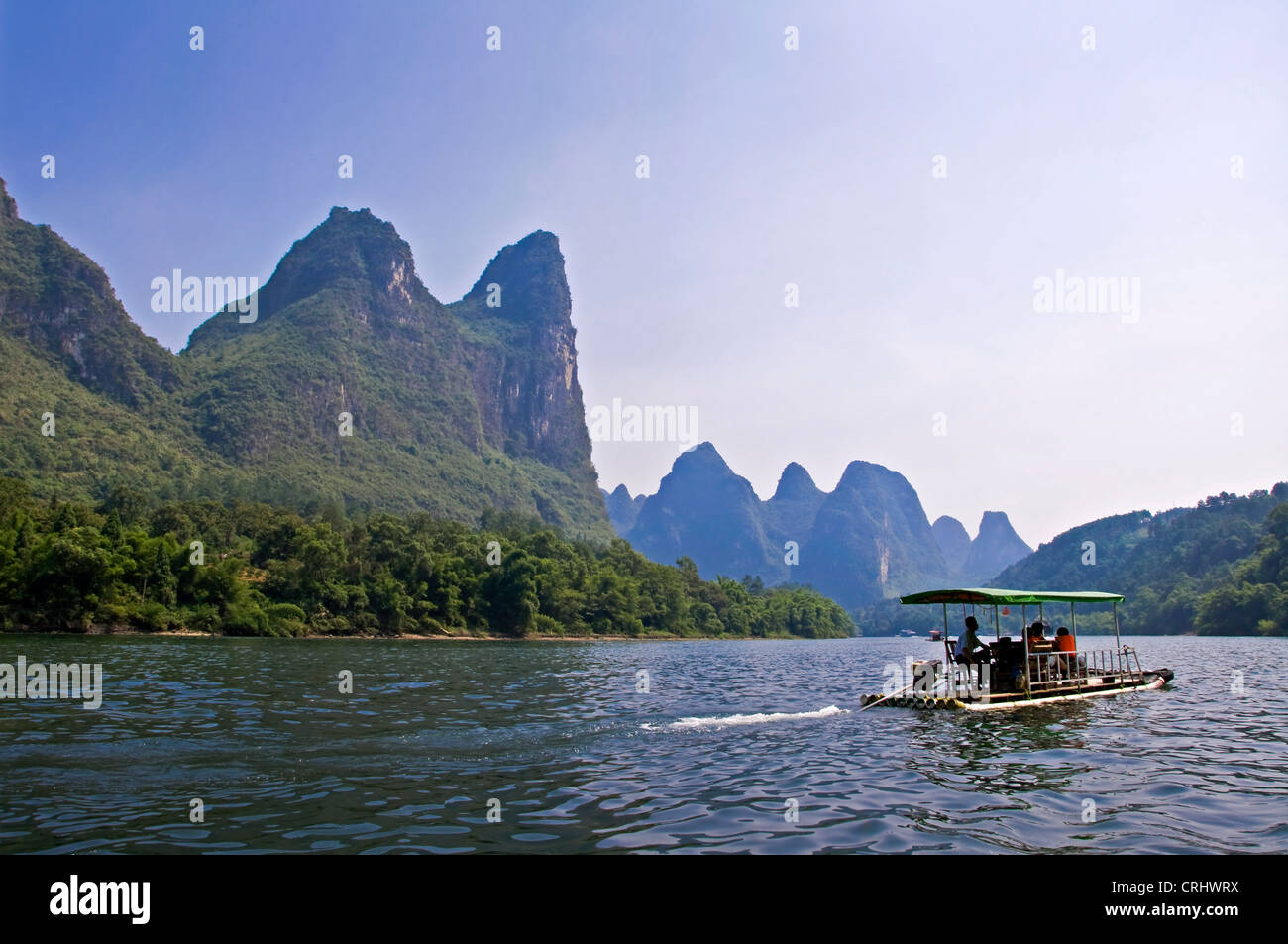 Un bateau sur la rivière Li de Guilin et Yangshuo, entre la province de Guangxi - Chine Banque D'Images