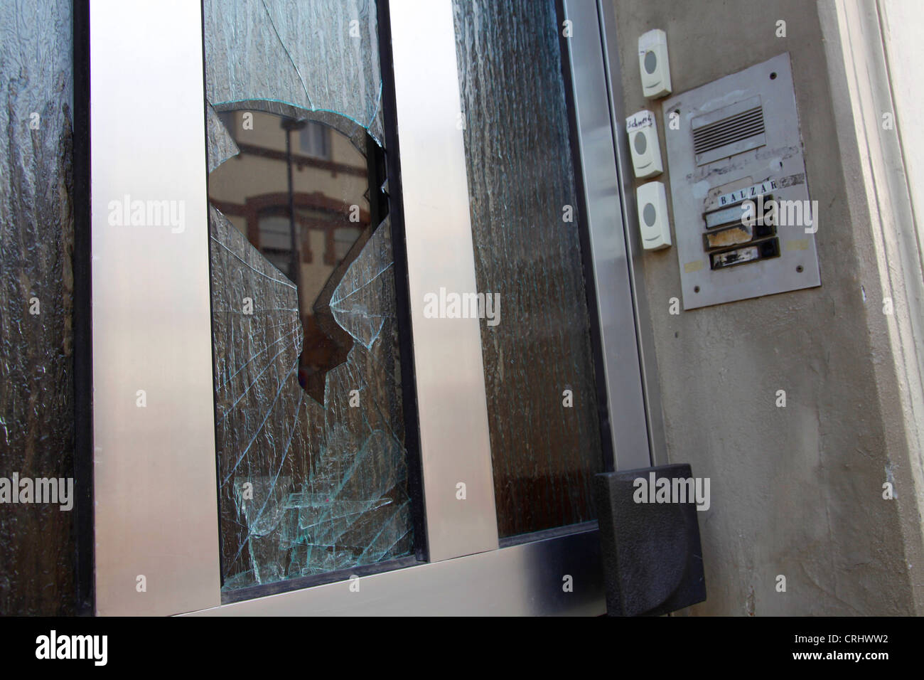 Entrée de la maison démolie avec plaque de verre cassé et panneau sonnette, Allemagne Banque D'Images