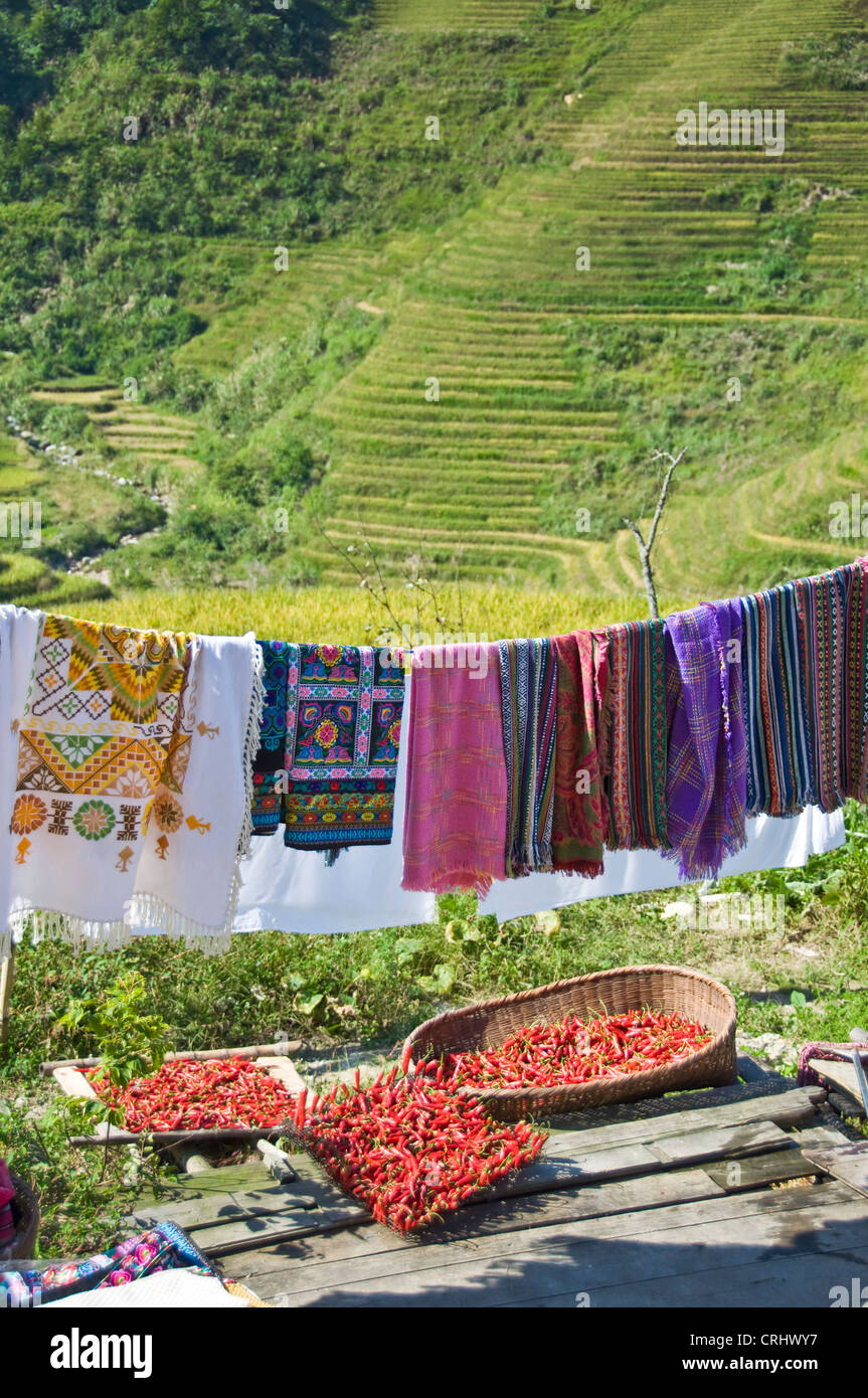 Une laverie et séchage des piments rouges suspendus dans village Longji - Guangxi - Chine Banque D'Images