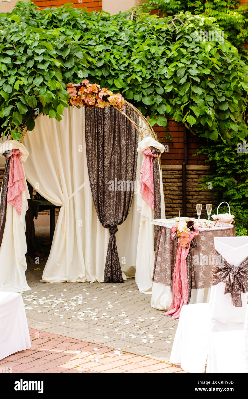 Arche de mariage en plein air avec table en vertu de grapevine Banque D'Images