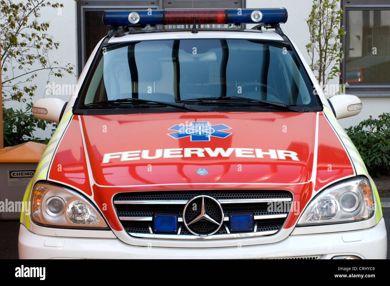 Un rouge et blanc ambulance à l'hôpital de Marien, Osnabruck (Allemagne). Banque D'Images