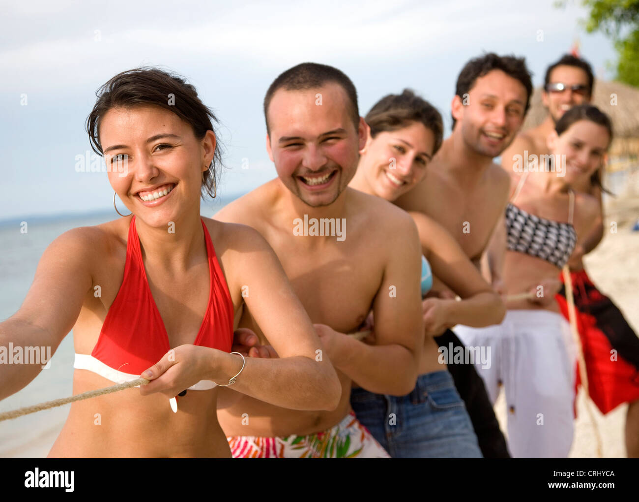 Friendas heureux en tirant sur la corde - smiling at the beach Banque D'Images