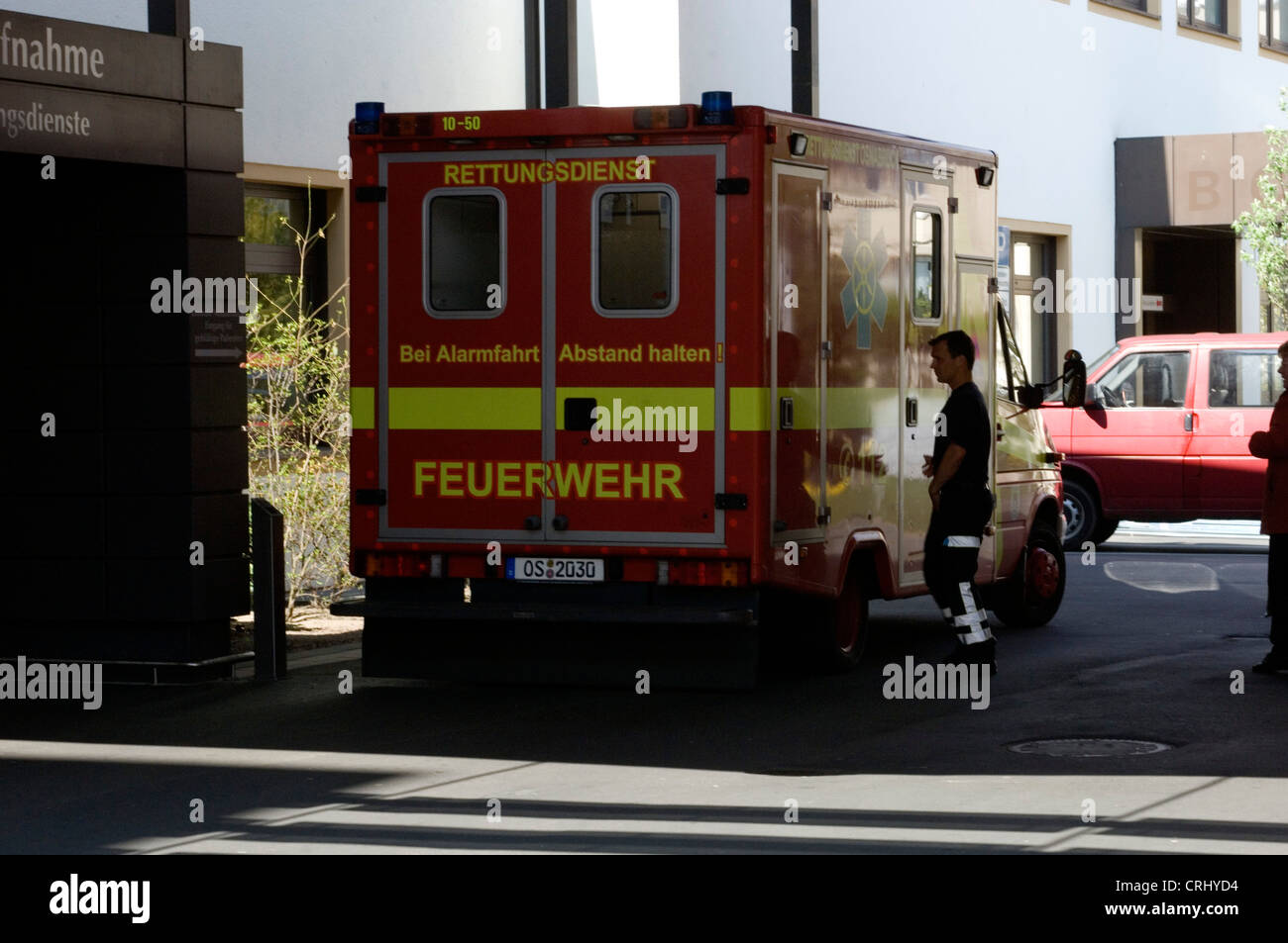 Une ambulance rouge et blanc à l'extérieur de l'hôpital de Marien, Osnabruck (Allemagne). Banque D'Images