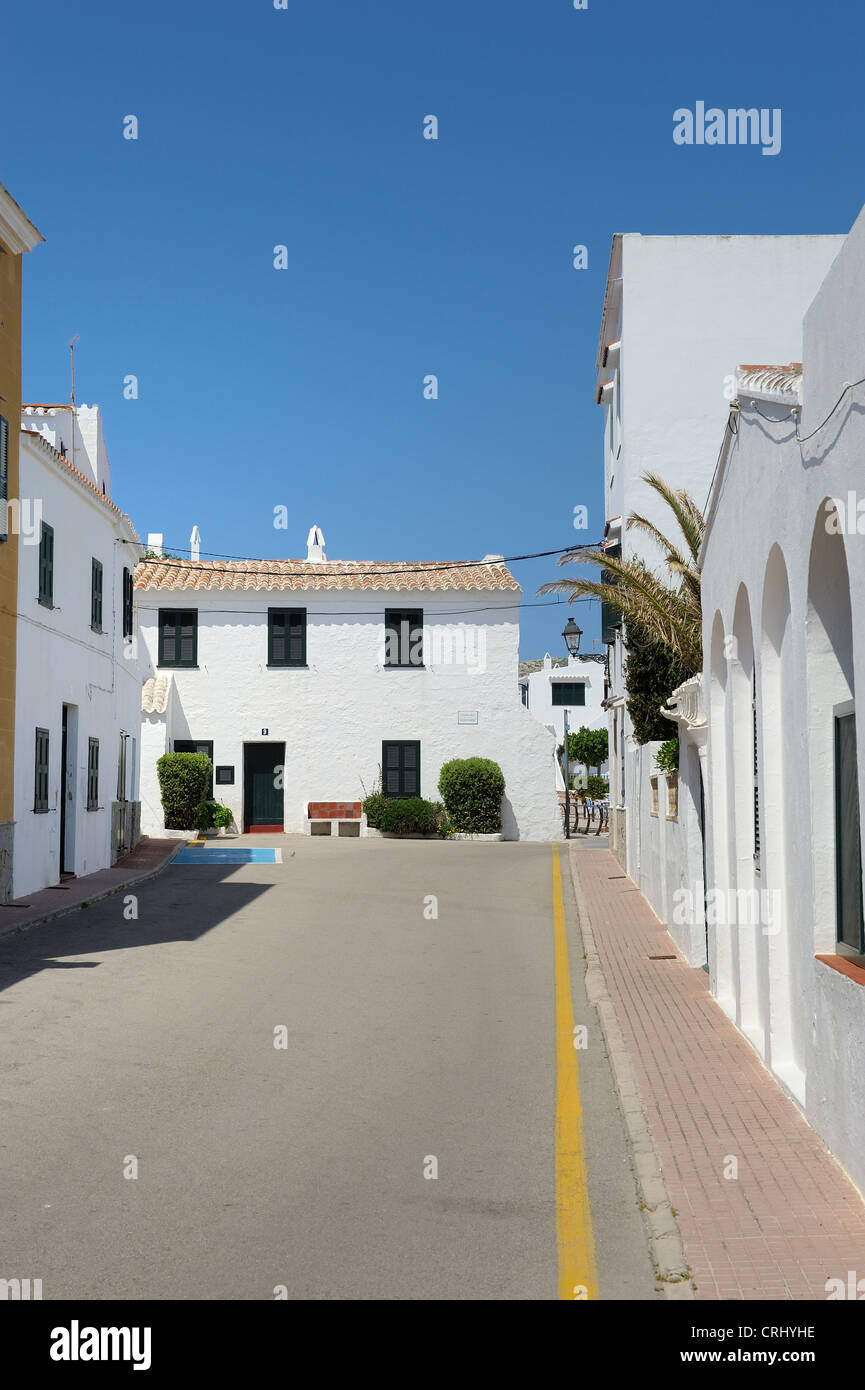 Une rue calme dans le village de pêcheurs de Fornells Minorque espagne retouchées numériquement Banque D'Images