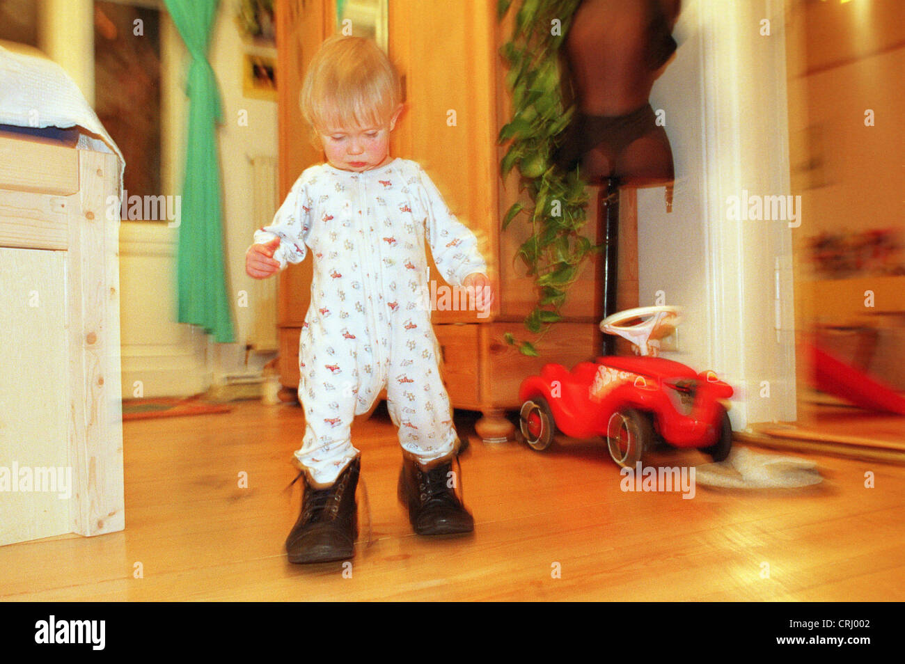 Enfant jouant avec Daddy's shoes Banque D'Images