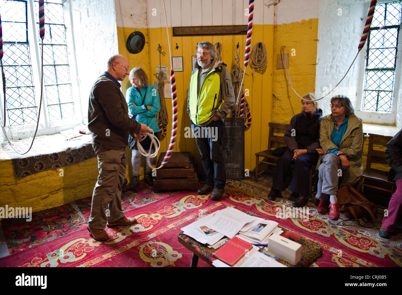 Les visiteurs étant donné une démonstration de cloches dans la tour de l'église de St Andrew's Church à Presteigne Powys Mid-Wales UK Banque D'Images