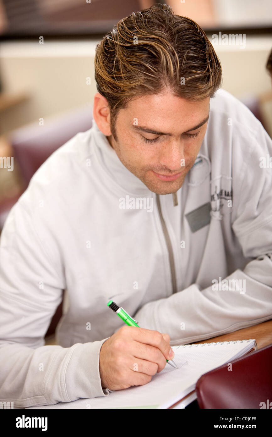 Étudiant à l'université prendre des notes sur un classeur Banque D'Images