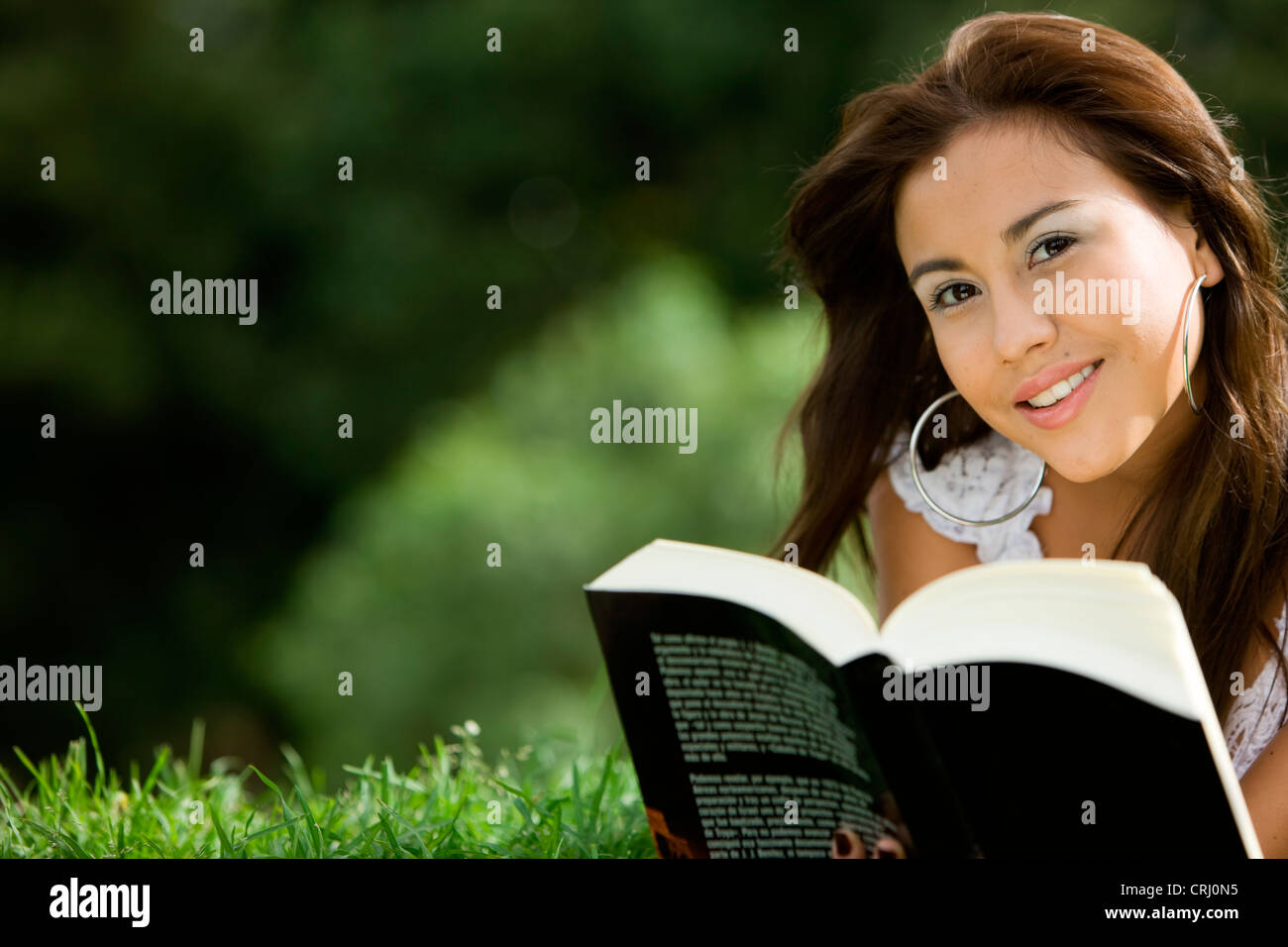 Beautiful Girl reading a book Banque D'Images