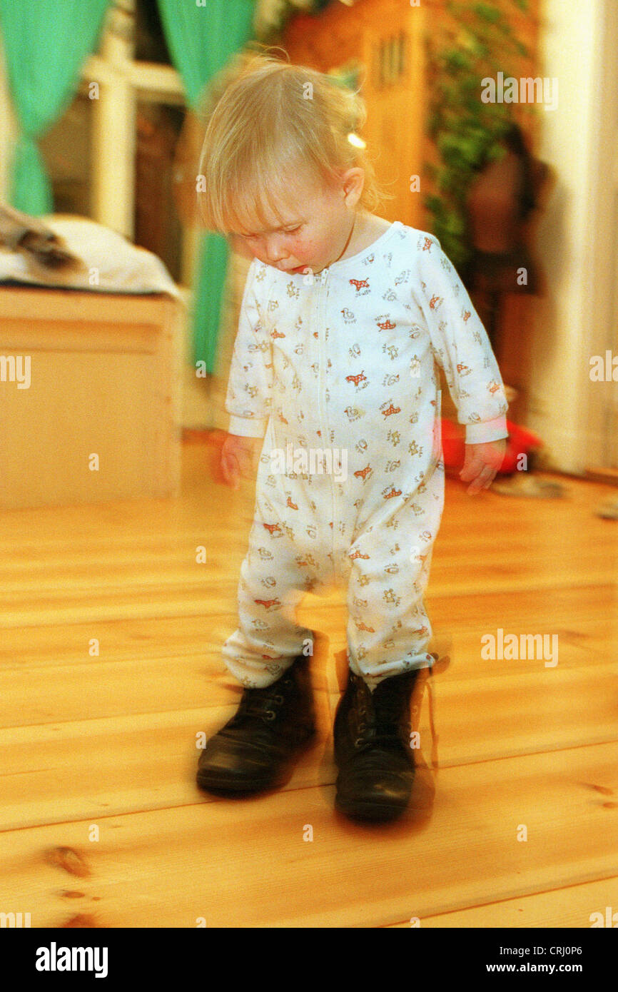 Enfant jouant avec Daddy's shoes Banque D'Images
