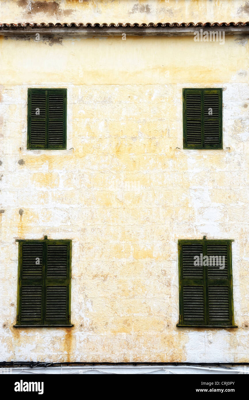 Une chambre avec fenêtres à volets vert îles baléares Minorque espagne retouchées numériquement Banque D'Images