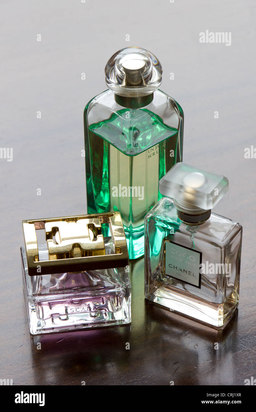 3 flacons de parfum sur une coiffeuse Banque D'Images