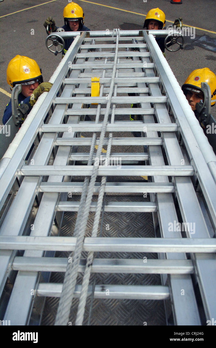 Les pompiers d'engloutir l'échelle Banque D'Images