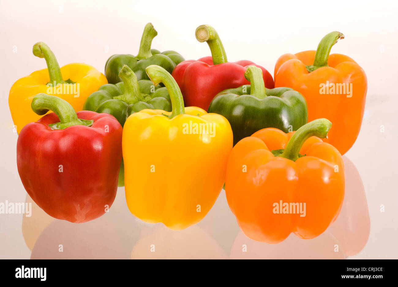 Les poivrons. Les piments contiennent de la vitamine C et varient en couleur, en raison de leur échéance. Cette couleur varie à travers vert au jaune au rouge. Banque D'Images
