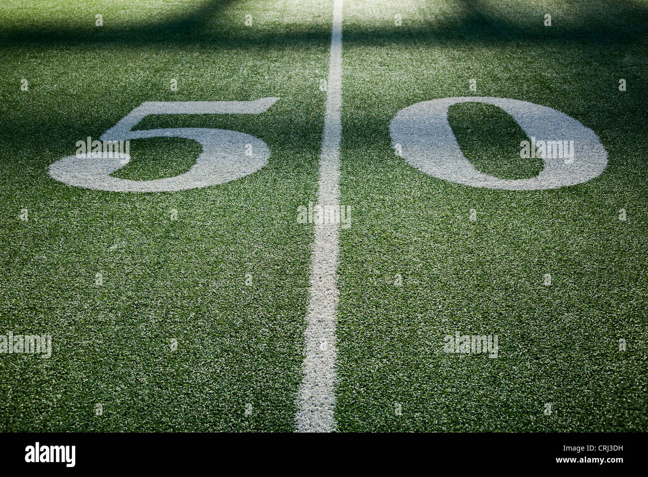 50 cour ligne marqueur dans le stade de football américain. Banque D'Images