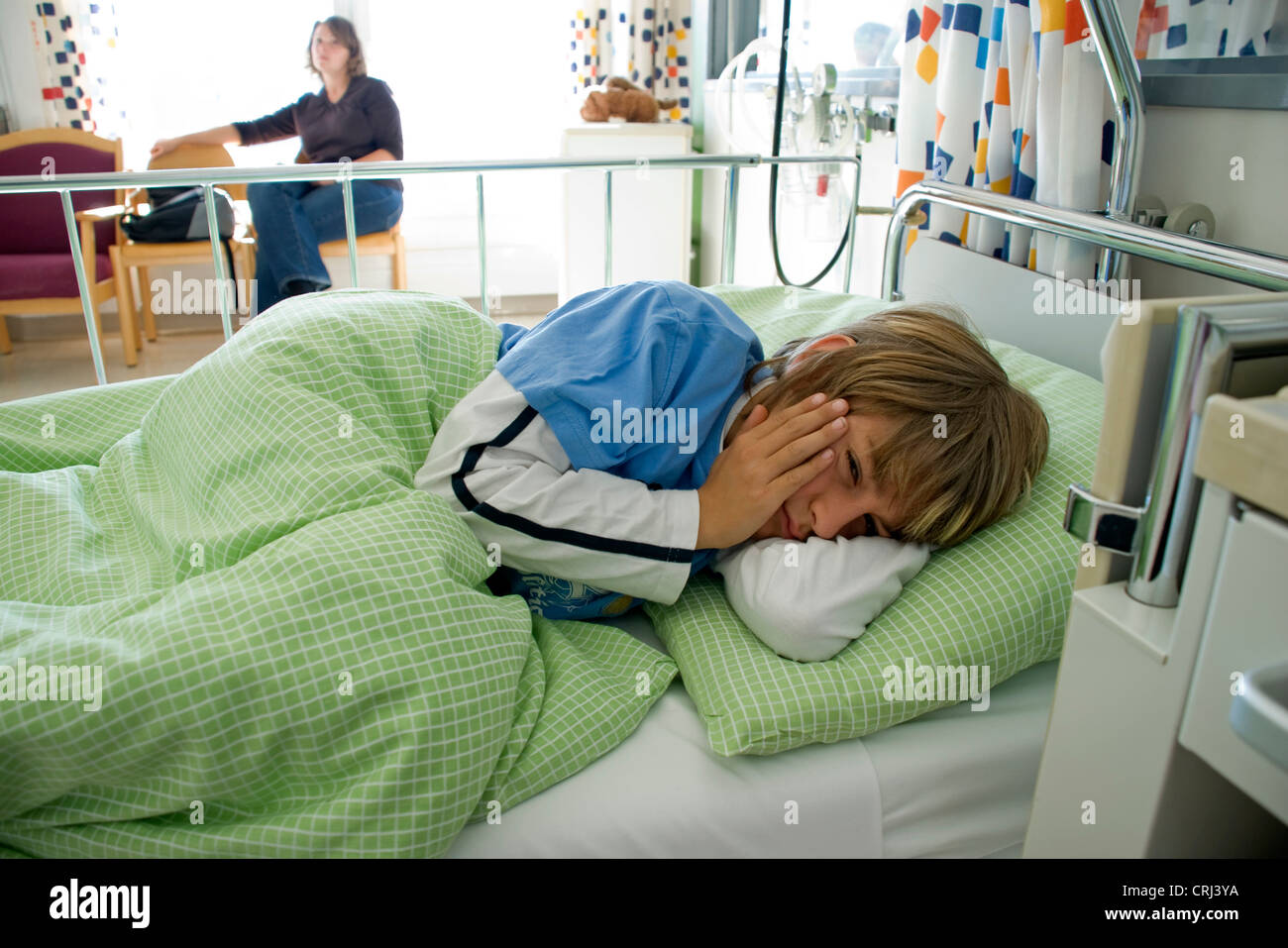 Enfant dans l'hôpital des enfants Banque D'Images