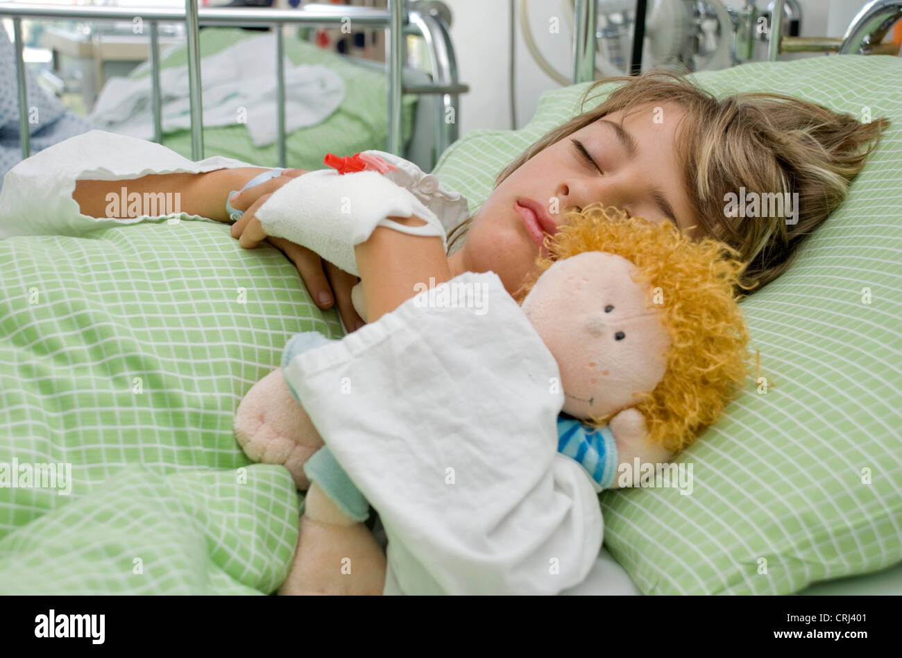 1o ans enfant au lit à l'hôpital pour enfants Banque D'Images