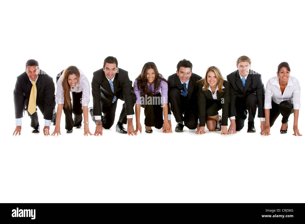 8 jeunes gens d'affaires de suite dans la position de départ d'une course Banque D'Images