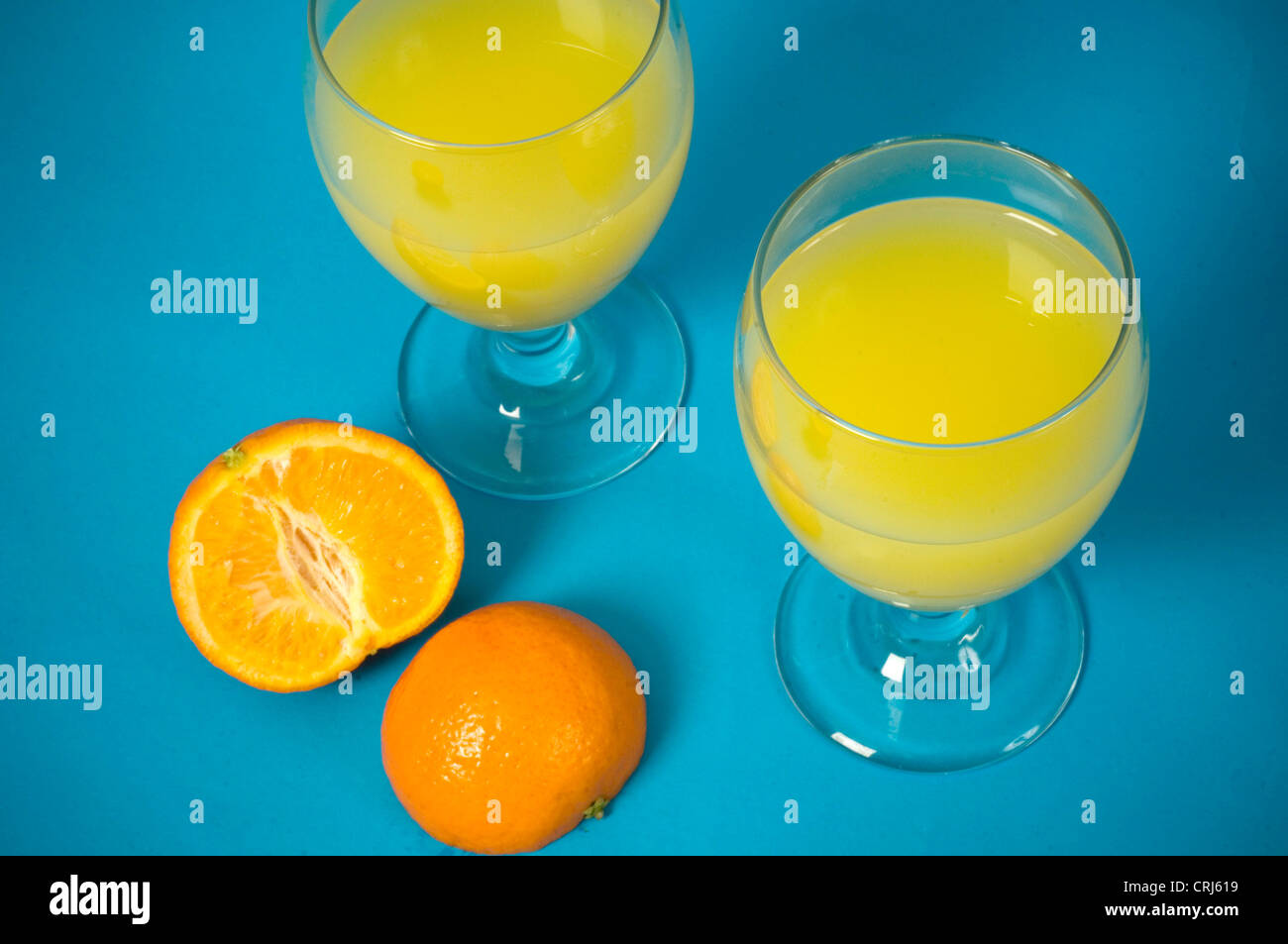 L'acide ascorbique fond bleu Rhume de boire de l'acide folique verre verres fruits boisson saine Healthy drinking Orange Infection O Banque D'Images