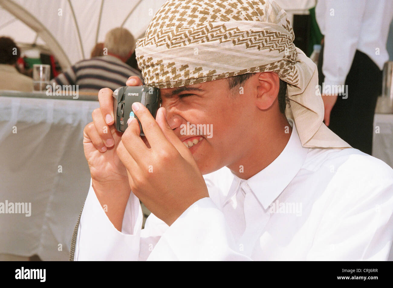 Un garçon arabe avec un appareil photo télémétrique à Berlin Banque D'Images