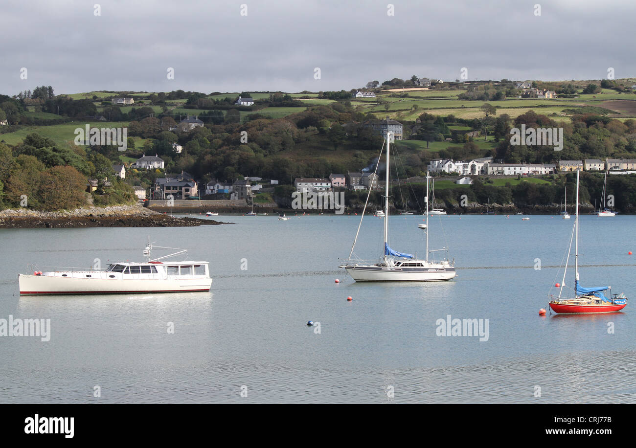 En regardant le village de Glandore voyage Ballycotton Bay de Union Hall dans le comté de Cork, Irlande. Banque D'Images