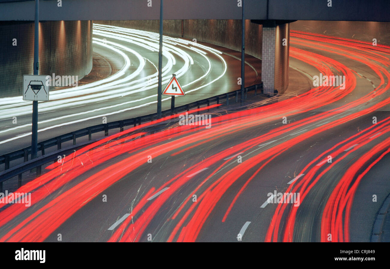 Sentiers de véhicules légers sur l'autoroute dans le crépuscule Banque D'Images