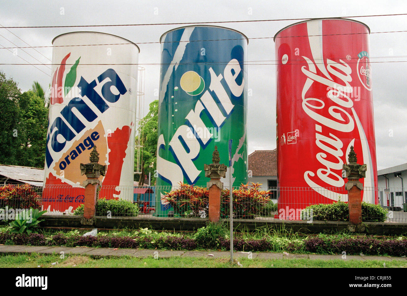 Publicité surdimensionné avant l'usine Coca-Cola à Bali Banque D'Images