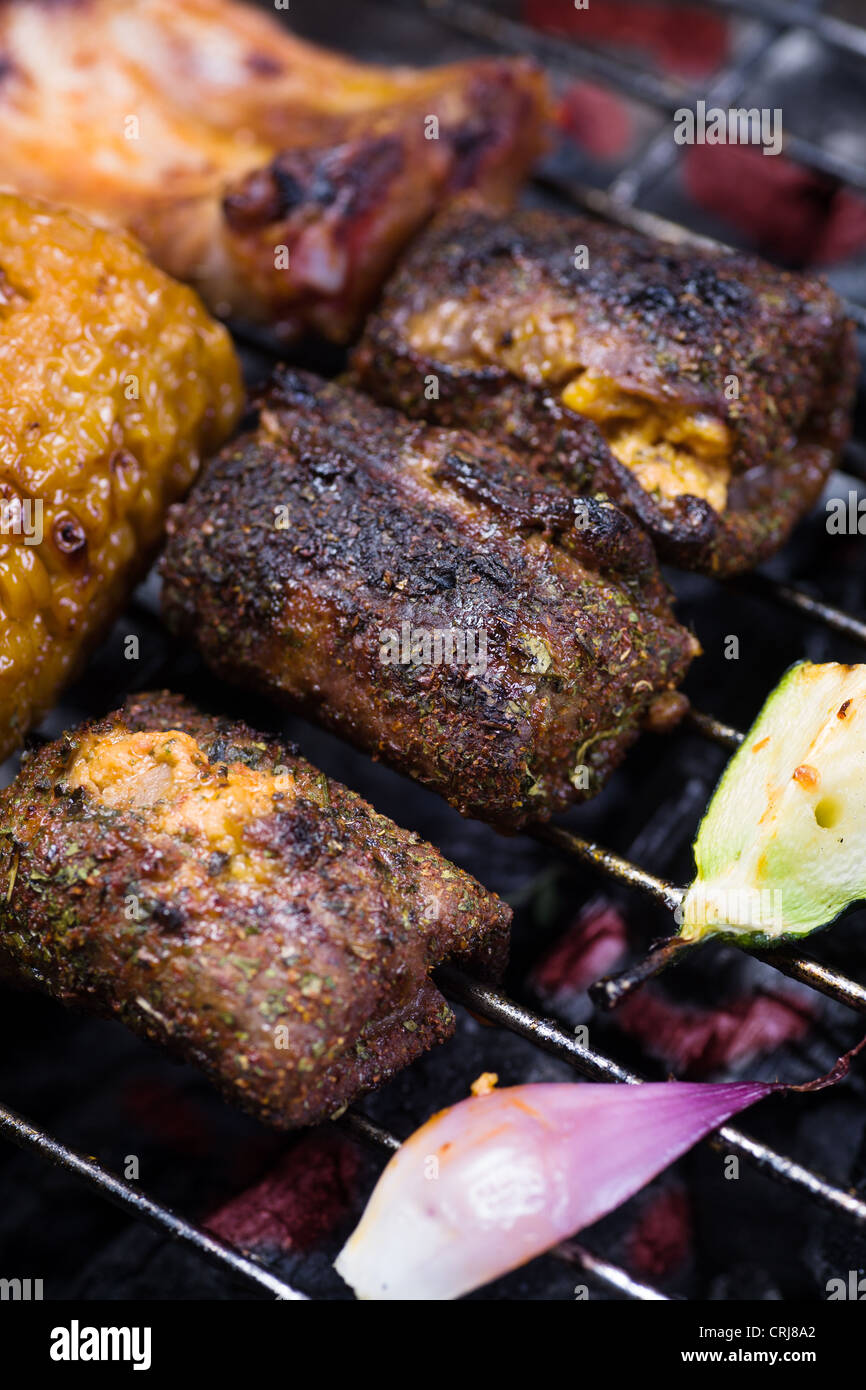 Près d'un arrêt de rouleaux au fromage avec de la viande sur le grill Banque D'Images