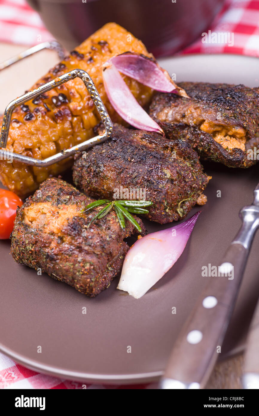 Près d'un arrêt de rouleaux de viande avec du fromage farce sur la plaque Banque D'Images