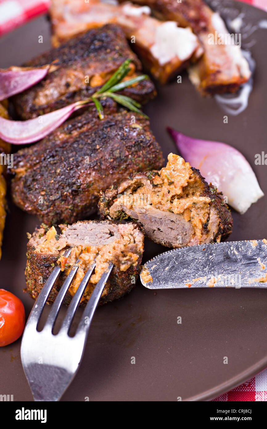 Près d'un arrêt de rouleaux de viande avec du fromage farce sur la plaque Banque D'Images