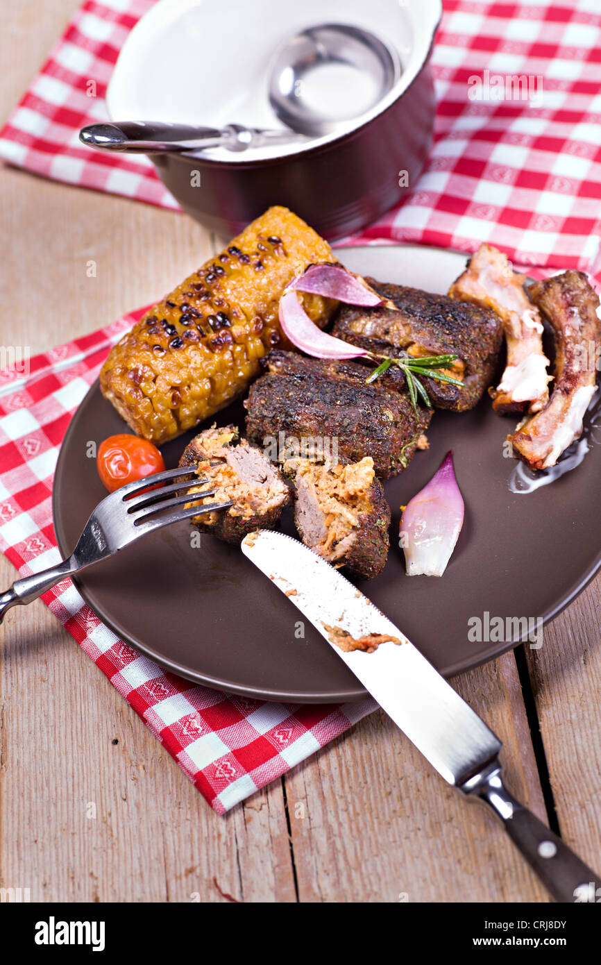 Près d'un arrêt de rouleaux de viande avec du fromage farce sur la plaque Banque D'Images