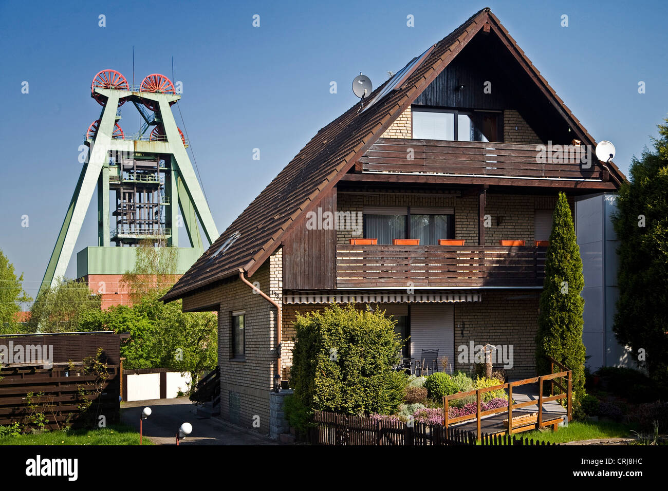 Appartement maison en face d'une coiffure de l'ancienne mine de charbon Haus Aden , l'Allemagne, en Rhénanie du Nord-Westphalie, Ruhr, Bergkamen Banque D'Images