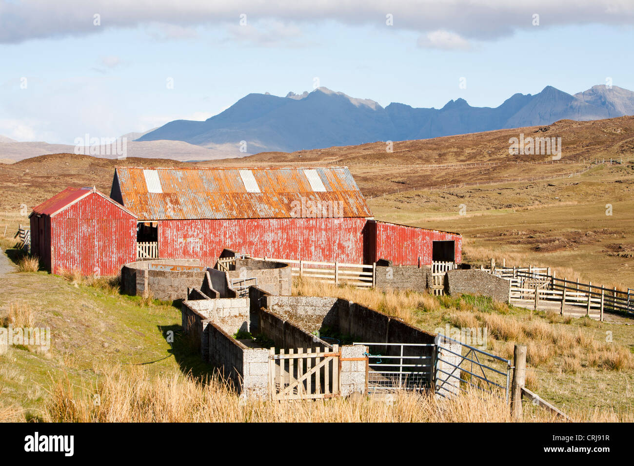 Les Cuillin Ridge de l'île de Skye, Écosse, Royaume-Uni, du Talisker, avec une ancienne grange de ferme au premier plan. Banque D'Images