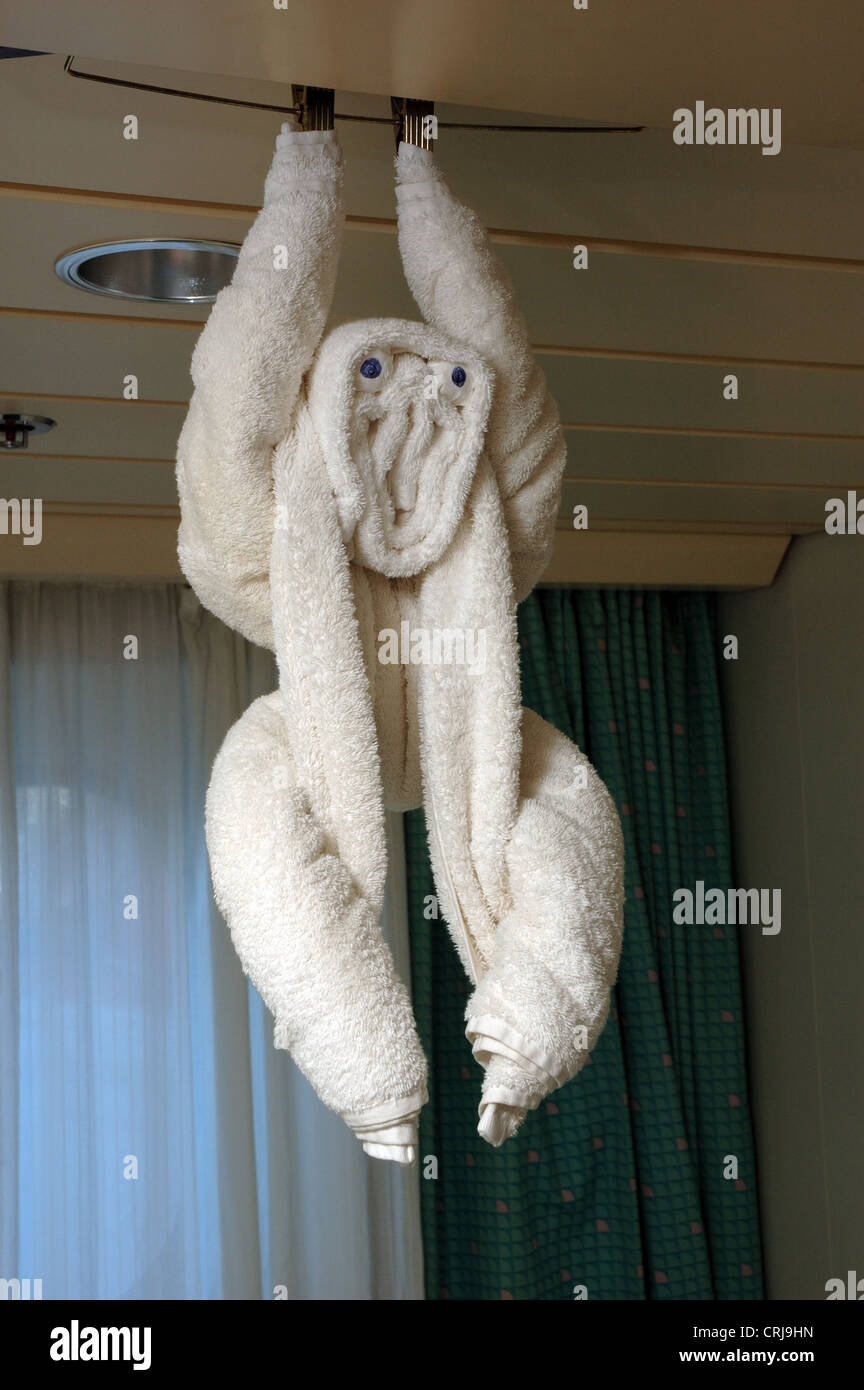 Serviette amusante ape pendaison d'un navire de croisière le plafond de cabine Banque D'Images