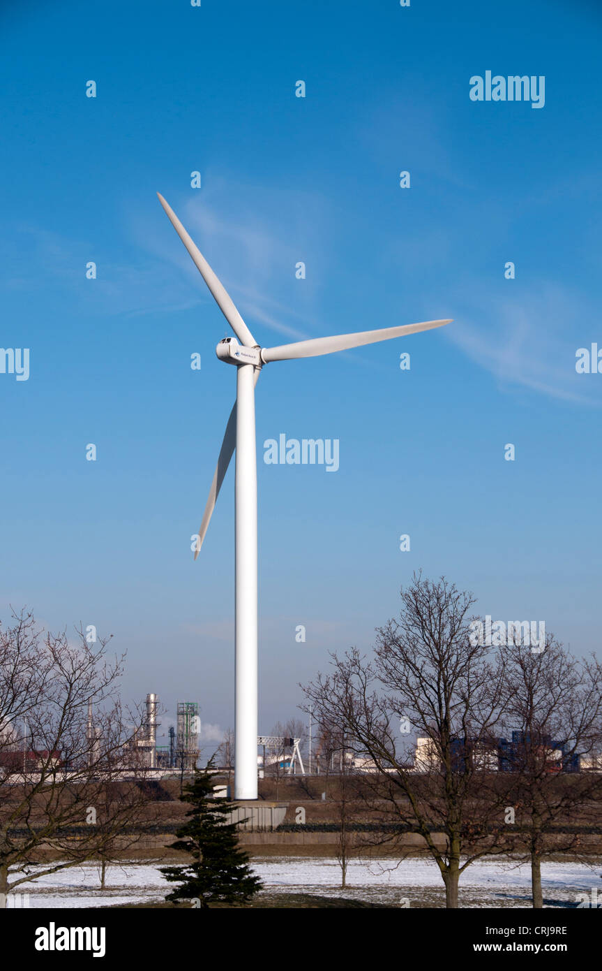 Energie alternative par moulin avec ciel bleu Banque D'Images