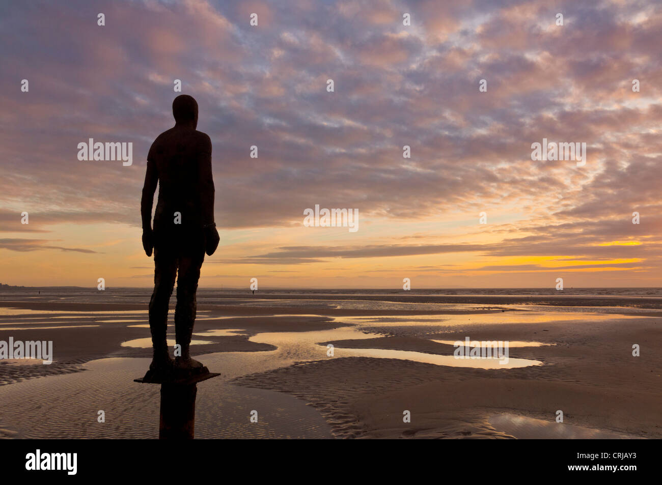 Un autre endroit de l'artiste Antony Gormley statues sur Crosby Beach Merseyside England Royaume-Uni gb uk eu Europe Banque D'Images