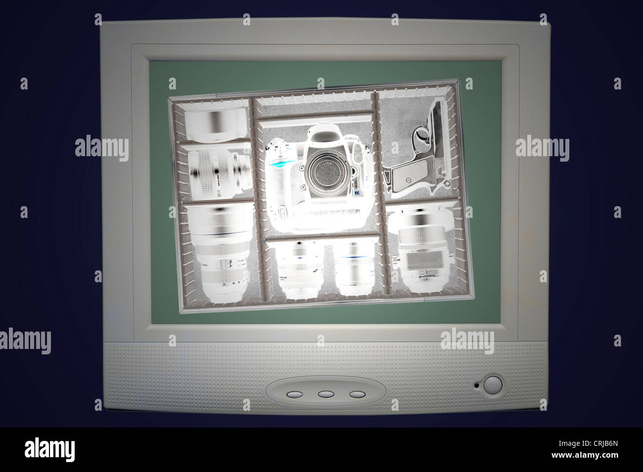 X-ray image dans un aéroport d'un bagage à main d'un terroriste avec revolver Banque D'Images